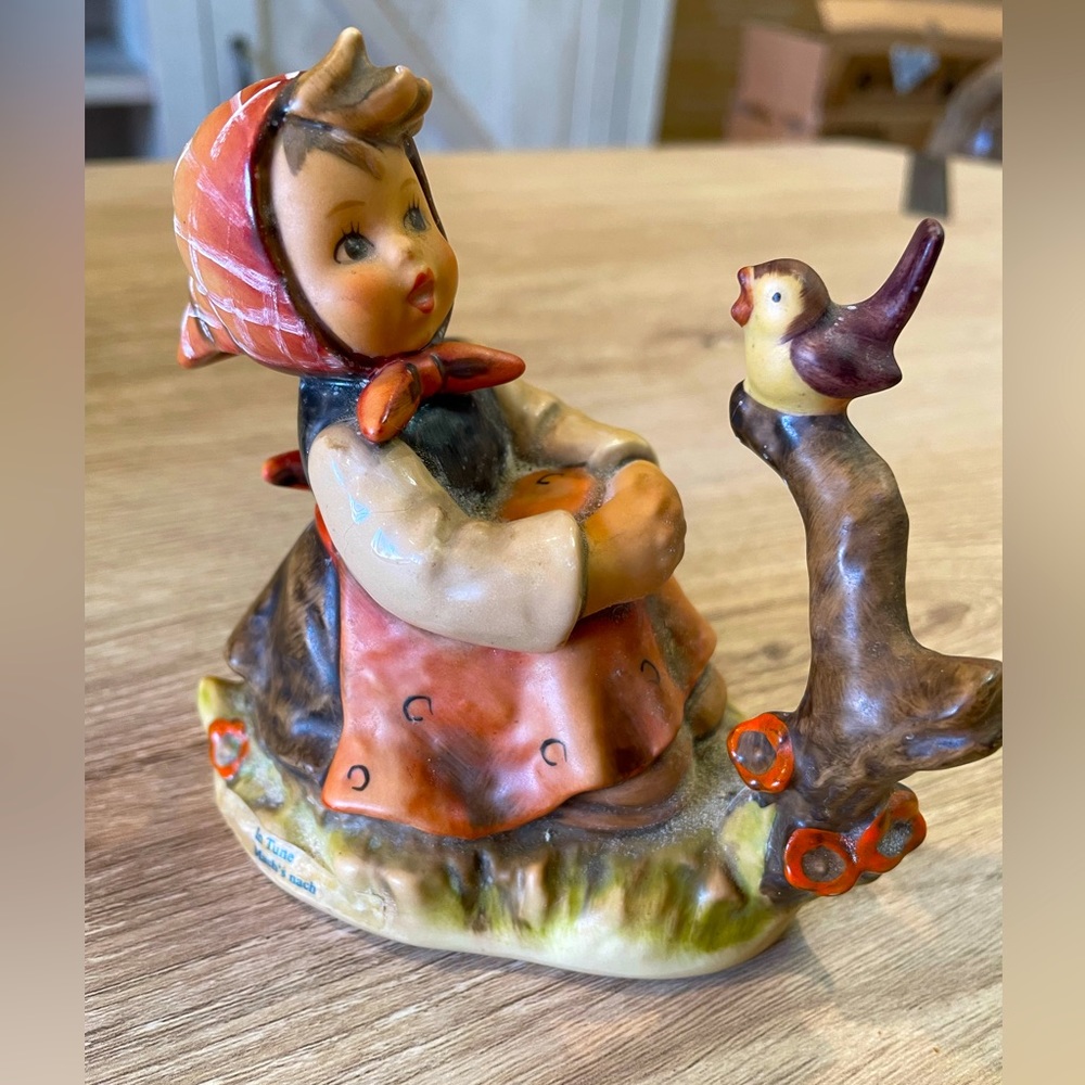 VINTAGE GOEBEL HUMMEL FIGURINE #724 “IN TUNE” WITH ORIGINAL BOX!!!!